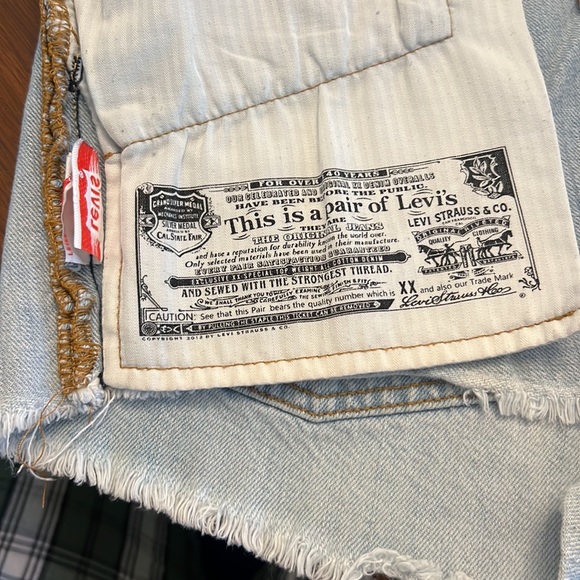 Light denim washed Levi 501 shorts size 30. - Picture 4 of 4